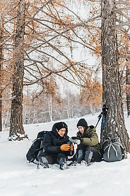 포토 JPG 주간 전신 나무 커플 여자 남자 여행 배낭 휴식 산 미소 사람 앉기 20대 성인 야외 두명 앞모습 컵 30대 설원 트래킹 한국인 붓기 몽골 패딩 보온병 등산스틱 성인만 국내포토 자연요소 식물 식기 아시아 뷰포인트 컨셉 가방 관계 모션 레저 눈_날씨 표정 동양인 청년 장년 점퍼 등산용품 파일형식