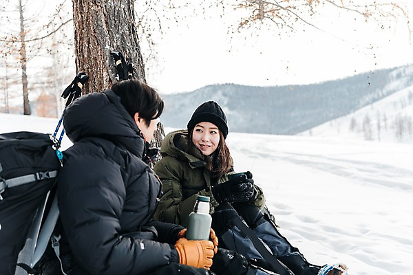 포토 JPG 주간 전신 커플 응시 여자 남자 여행 장갑 배낭 휴식 산 대화 미소 사람 앉기 상반신 20대 성인 야외 두명 옆모습 컵 30대 마주보기 설원 트래킹 한국인 몽골 패딩 보온병 등산스틱 성인만 국내포토 자연요소 식기 시선 잡화 아시아 뷰포인트 컨셉 가방 관계 모션 레저 눈_날씨 표정 말하기 동양인 청년 장년 점퍼 등산용품 파일형식