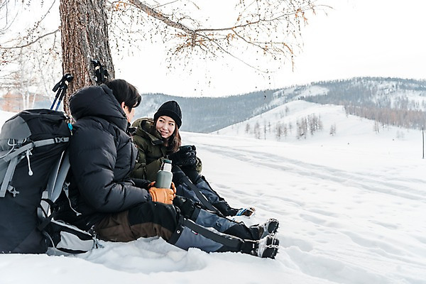 포토 JPG 주간 전신 커플 여자 남자 여행 배낭 휴식 산 대화 미소 사람 앉기 20대 성인 야외 두명 옆모습 컵 30대 마주보기 설원 기댐 트래킹 한국인 몽골 패딩 보온병 성인만 국내포토 자연요소 식기 아시아 뷰포인트 컨셉 가방 관계 모션 레저 눈_날씨 표정 말하기 동양인 청년 장년 점퍼 파일형식