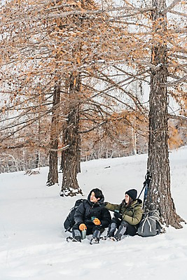 포토 JPG 주간 전신 나무 커플 응시 여자 남자 여행 장갑 배낭 휴식 산 대화 미소 사람 20대 성인 야외 두명 앞모습 옆모습 30대 설원 트래킹 한국인 가리킴 몽골 패딩 등산스틱 성인만 국내포토 자연요소 식물 시선 잡화 아시아 뷰포인트 컨셉 가방 관계 레저 눈_날씨 표정 말하기 동양인 손짓 청년 장년 점퍼 등산용품 파일형식