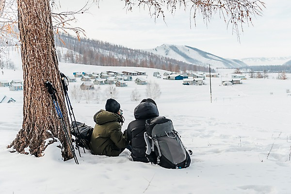 포토 JPG 주간 커플 응시 여자 남자 여행 배낭 휴식 산 사람 앉기 상반신 20대 성인 야외 두명 뒷모습 30대 설원 트래킹 한국인 몽골 패딩 등산스틱 성인만 겨울풍경 국내포토 자연요소 시선 아시아 뷰포인트 컨셉 겨울 가방 관계 모션 레저 눈_날씨 동양인 풍경 청년 장년 점퍼 등산용품 파일형식