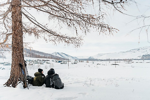 포토 JPG 주간 전신 나무 커플 응시 여자 남자 여행 배낭 휴식 산 사람 앉기 20대 성인 야외 두명 뒷모습 30대 설원 트래킹 한국인 몽골 패딩 등산스틱 성인만 겨울풍경 국내포토 자연요소 식물 시선 아시아 뷰포인트 컨셉 겨울 가방 관계 모션 레저 눈_날씨 동양인 풍경 청년 장년 점퍼 등산용품 파일형식