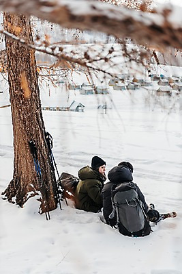 포토 JPG 주간 전신 커플 응시 여자 남자 여행 배낭 휴식 산 대화 사람 앉기 20대 성인 야외 두명 뒷모습 30대 설원 트래킹 한국인 눈 몽골 패딩 등산스틱 성인만 국내포토 자연요소 시선 아시아 뷰포인트 컨셉 가방 관계 모션 레저 날씨 눈_날씨 말하기 동양인 청년 장년 점퍼 등산용품 파일형식