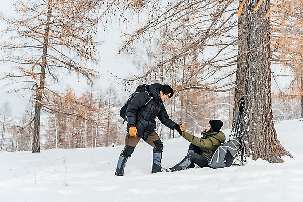 포토 JPG 주간 전신 나무 커플 응시 여자 남자 여행 배낭 산 서기 미소 사람 앉기 20대 성인 야외 두명 옆모습 30대 설원 손잡기 트래킹 한국인 도움 당기기 몽골 패딩 성인만 국내포토 자연요소 식물 시선 아시아 뷰포인트 컨셉 가방 관계 모션 레저 눈_날씨 표정 동양인 청년 장년 점퍼 파일형식