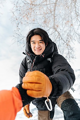 포토 JPG 주간 손 커플 응시 여자 남자 로우앵글 여행 장갑 배낭 산 서기 미소 사람 상반신 20대 성인 야외 두명 앞모습 신체부위 30대 설원 손잡기 트래킹 한국인 눈 도움 당기기 몽골 패딩 성인만 국내포토 자연요소 시선 잡화 아시아 뷰포인트 컨셉 가방 관계 모션 레저 날씨 눈_날씨 표정 동양인 청년 장년 점퍼 파일형식