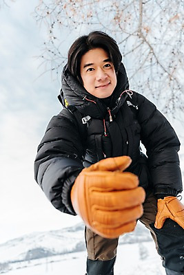 포토 JPG 주간 응시 남자 로우앵글 여행 장갑 산 한명 서기 미소 사람 성인 야외 앞모습 30대 설원 트래킹 한국인 눈 몽골 손내밀기 패딩 성인남자한명만 국내포토 자연요소 1 시선 잡화 아시아 뷰포인트 모션 레저 날씨 눈_날씨 표정 동양인 손짓 장년 점퍼 남자한명만 성인남자만 파일형식