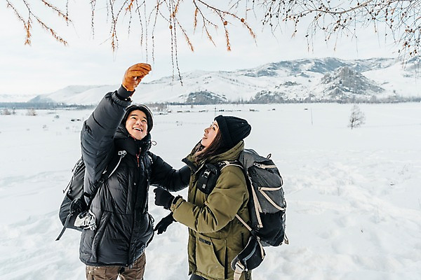 포토 JPG 주간 커플 응시 여자 남자 여행 장갑 배낭 산 미소 사람 상반신 20대 성인 야외 두명 앞모습 옆모습 30대 설원 트래킹 한국인 올려보기 나뭇가지 눈 잡기 몽골 즐거움 패딩 성인만 겨울풍경 국내포토 자연요소 나무 시선 잡화 감정 아시아 뷰포인트 겨울 가방 관계 모션 레저 날씨 눈_날씨 표정 동양인 풍경 청년 장년 점퍼 파일형식
