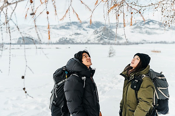 포토 JPG 주간 커플 응시 여자 남자 여행 배낭 산 서기 미소 사람 상반신 20대 성인 야외 두명 옆모습 30대 설원 트래킹 한국인 올려보기 나뭇가지 몽골 패딩 성인만 겨울풍경 국내포토 자연요소 나무 시선 아시아 뷰포인트 겨울 가방 관계 모션 레저 눈_날씨 표정 동양인 풍경 청년 장년 점퍼 파일형식