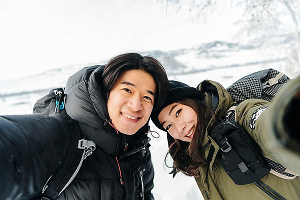 포토 JPG 주간 커플 응시 여자 남자 여행 배낭 산 서기 미소 사람 근접촬영 상반신 20대 성인 야외 두명 앞모습 옆모습 30대 설원 트래킹 한국인 셀프카메라 몽골 성인만 국내포토 자연요소 시선 아시아 뷰포인트 가방 관계 모션 레저 눈_날씨 표정 동양인 청년 장년 사진촬영 파일형식