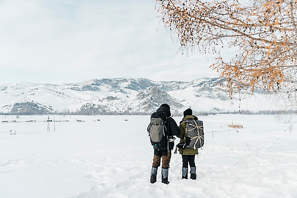 포토 JPG 주간 전신 나무 구름 커플 응시 여자 남자 여행 배낭 하늘 산 서기 사람 20대 성인 야외 두명 뒷모습 30대 설원 트래킹 한국인 몽골 패딩 성인만 겨울풍경 국내포토 자연요소 식물 시선 아시아 뷰포인트 겨울 가방 관계 모션 레저 눈_날씨 동양인 풍경 청년 장년 점퍼 파일형식