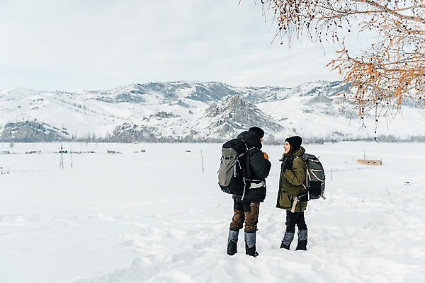 포토 JPG 주간 전신 나무 커플 여자 남자 여행 배낭 산 대화 서기 미소 사람 20대 성인 야외 두명 옆모습 30대 마주보기 설원 트래킹 한국인 눈 몽골 패딩 성인만 겨울풍경 국내포토 자연요소 식물 아시아 뷰포인트 겨울 가방 관계 모션 레저 날씨 눈_날씨 표정 말하기 동양인 풍경 청년 장년 점퍼 파일형식