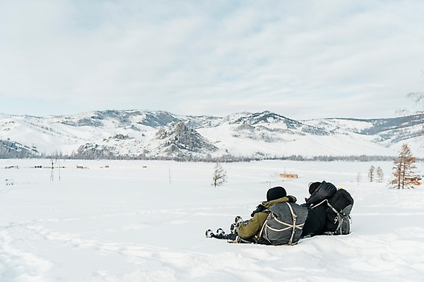포토 JPG 주간 전신 구름 커플 응시 여자 남자 여행 배낭 하늘 휴식 산 사람 앉기 20대 성인 야외 두명 뒷모습 30대 설원 트래킹 한국인 눈 몽골 패딩 성인만 겨울풍경 국내포토 자연요소 시선 아시아 뷰포인트 컨셉 겨울 가방 관계 모션 레저 날씨 눈_날씨 동양인 풍경 청년 장년 점퍼 파일형식