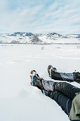 포토 JPG 주간 구름 커플 여자 남자 여행 하늘 휴식 산 사람 앉기 20대 성인 야외 두명 30대 설원 트래킹 한국인 하반신 다리 몽골 성인만 겨울풍경 국내포토 자연요소 아시아 컨셉 겨울 관계 모션 레저 눈_날씨 동양인 풍경 청년 신체부위 장년 파일형식