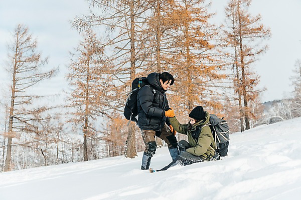포토 JPG 주간 전신 커플 응시 여자 남자 여행 장갑 배낭 산 서기 사람 앉기 20대 성인 야외 두명 옆모습 30대 설원 트래킹 한국인 눈 잡기 도움 당기기 몽골 패딩 성인만 국내포토 자연요소 시선 잡화 아시아 뷰포인트 컨셉 가방 관계 모션 레저 날씨 눈_날씨 동양인 청년 장년 점퍼 파일형식