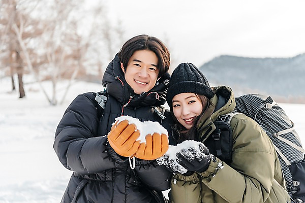 포토 JPG 주간 커플 응시 여자 남자 여행 장갑 배낭 산 미소 들기 사람 상반신 20대 성인 야외 두명 앞모습 신체부위 30대 설원 트래킹 한국인 양손 눈 몽골 패딩 성인만 국내포토 자연요소 손 시선 잡화 아시아 뷰포인트 가방 관계 모션 레저 날씨 눈_날씨 표정 동양인 청년 장년 점퍼 파일형식
