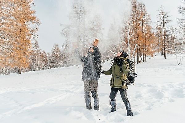 포토 JPG 주간 전신 나무 커플 여자 남자 여행 장갑 장난 배낭 산 서기 미소 사람 20대 성인 야외 두명 옆모습 30대 설원 트래킹 한국인 눈 몽골 뿌리기 즐거움 패딩 성인만 국내포토 자연요소 식물 잡화 감정 아시아 뷰포인트 가방 관계 모션 레저 날씨 눈_날씨 표정 동양인 청년 장년 점퍼 파일형식