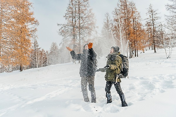 포토 JPG 주간 전신 나무 커플 여자 남자 여행 장갑 배낭 산 서기 웃음 사람 20대 성인 야외 두명 앞모습 옆모습 30대 손들기 설원 트래킹 한국인 눈 몽골 뿌리기 즐거움 패딩 성인만 국내포토 자연요소 식물 잡화 감정 아시아 뷰포인트 가방 관계 모션 레저 날씨 눈_날씨 표정 동양인 청년 장년 점퍼 파일형식