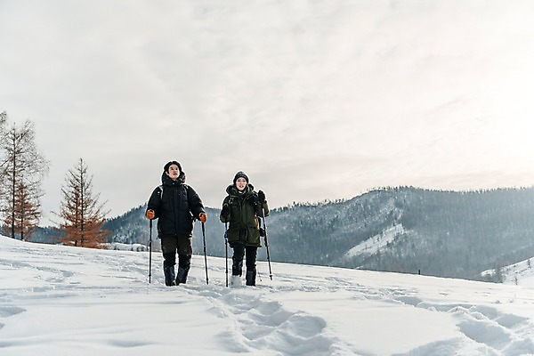 포토 JPG 주간 전신 나무 구름 커플 여자 남자 여행 배낭 하늘 산 사람 20대 성인 야외 두명 앞모습 30대 걷기 설원 트래킹 한국인 몽골 패딩 등산스틱 성인만 국내포토 자연요소 식물 아시아 뷰포인트 가방 관계 모션 레저 눈_날씨 동양인 청년 장년 점퍼 등산용품 파일형식