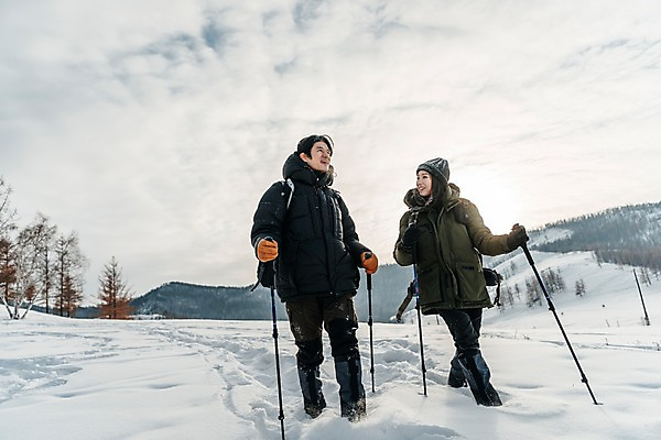 포토 JPG 주간 전신 구름 커플 여자 남자 여행 배낭 하늘 산 대화 미소 사람 20대 성인 야외 두명 앞모습 30대 걷기 설원 트래킹 한국인 몽골 패딩 등산스틱 성인만 국내포토 자연요소 아시아 뷰포인트 가방 관계 모션 레저 눈_날씨 표정 말하기 동양인 청년 장년 점퍼 등산용품 파일형식