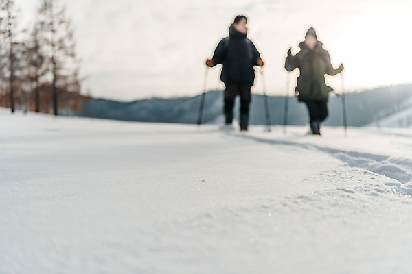 포토 JPG 주간 전신 커플 여자 남자 여행 배낭 산 사람 20대 성인 야외 두명 앞모습 아웃포커스 30대 걷기 설원 트래킹 한국인 눈 몽골 패딩 등산스틱 성인만 국내포토 자연요소 아시아 뷰포인트 가방 관계 모션 레저 날씨 눈_날씨 촬영기법 동양인 청년 장년 점퍼 등산용품 파일형식