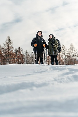 포토 JPG 주간 전신 나무 커플 응시 여자 남자 여행 장갑 배낭 산 서기 미소 사람 20대 성인 야외 두명 앞모습 옆모습 30대 설원 트래킹 한국인 눈 숲 몽골 패딩 등산스틱 성인만 국내포토 자연요소 식물 시선 잡화 아시아 뷰포인트 가방 관계 모션 레저 날씨 눈_날씨 표정 동양인 청년 장년 점퍼 등산용품 파일형식