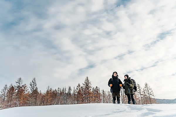 포토 JPG 주간 전신 나무 구름 커플 응시 여자 남자 여행 장갑 배낭 하늘 산 서기 미소 사람 20대 성인 야외 두명 앞모습 옆모습 30대 설원 트래킹 한국인 숲 몽골 패딩 등산스틱 성인만 국내포토 자연요소 식물 시선 잡화 아시아 뷰포인트 가방 관계 모션 레저 눈_날씨 표정 동양인 청년 장년 점퍼 등산용품 파일형식