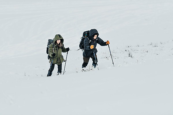 포토 JPG 주간 전신 커플 여자 남자 여행 장갑 배낭 산 사람 20대 성인 야외 두명 옆모습 30대 걷기 설원 트래킹 한국인 몽골 오르기 패딩 등산스틱 성인만 국내포토 자연요소 잡화 아시아 뷰포인트 가방 관계 모션 레저 눈_날씨 동양인 청년 장년 점퍼 등산용품 파일형식