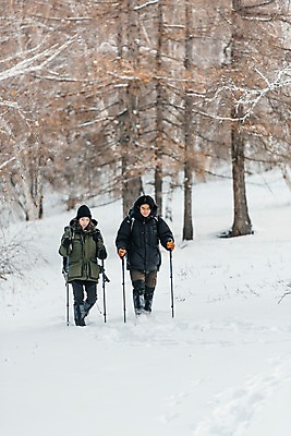 포토 JPG 주간 전신 나무 커플 여자 남자 여행 장갑 배낭 산 사람 20대 성인 야외 두명 옆모습 30대 걷기 설원 트래킹 한국인 눈 몽골 패딩 등산스틱 성인만 국내포토 자연요소 식물 잡화 아시아 뷰포인트 가방 관계 모션 레저 날씨 눈_날씨 동양인 청년 장년 점퍼 등산용품 파일형식