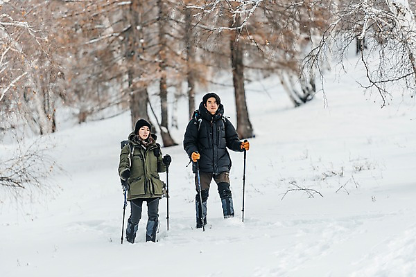 포토 JPG 주간 전신 나무 커플 응시 여자 남자 여행 장갑 배낭 산 사람 20대 성인 야외 두명 옆모습 30대 걷기 설원 트래킹 한국인 눈 몽골 패딩 등산스틱 성인만 국내포토 자연요소 식물 시선 잡화 아시아 뷰포인트 가방 관계 모션 레저 날씨 눈_날씨 동양인 청년 장년 점퍼 등산용품 파일형식