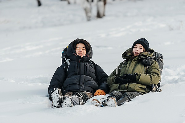 포토 JPG 주간 전신 커플 여자 남자 여행 배낭 휴식 산 미소 사람 앉기 20대 성인 야외 두명 앞모습 30대 설원 눈감음 트래킹 한국인 눈 몽골 손모으기 패딩 성인만 국내포토 자연요소 아시아 뷰포인트 컨셉 가방 관계 모션 레저 날씨 눈_날씨 표정 동양인 손짓 청년 장년 점퍼 파일형식