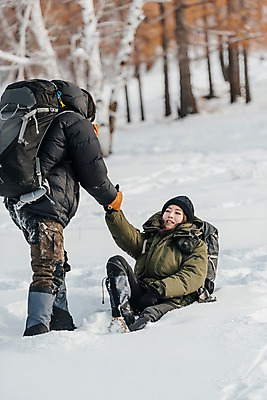 포토 JPG 주간 전신 나무 커플 여자 남자 여행 장갑 배낭 산 서기 사람 앉기 20대 성인 야외 두명 앞모습 뒷모습 30대 설원 트래킹 한국인 눈 잡기 당기기 숲 몽골 패딩 등산스틱 성인만 국내포토 자연요소 식물 잡화 아시아 뷰포인트 가방 관계 모션 레저 날씨 눈_날씨 동양인 청년 장년 점퍼 등산용품 파일형식