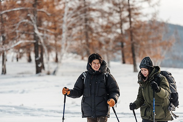 포토 JPG 주간 커플 응시 여자 남자 여행 장갑 배낭 산 대화 미소 웃음 사람 상반신 20대 성인 야외 두명 앞모습 옆모습 30대 걷기 트래킹 한국인 눈 잡기 몽골 즐거움 패딩 등산스틱 성인만 국내포토 자연요소 시선 잡화 감정 아시아 뷰포인트 가방 관계 모션 레저 날씨 표정 말하기 동양인 청년 장년 점퍼 등산용품 파일형식