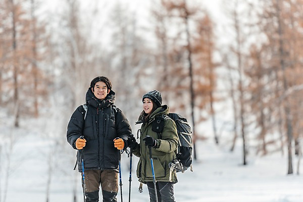 포토 JPG 주간 커플 응시 여자 남자 여행 장갑 배낭 산 서기 미소 사람 상반신 20대 성인 야외 두명 앞모습 옆모습 30대 트래킹 한국인 눈 잡기 몽골 패딩 등산스틱 성인만 국내포토 자연요소 시선 잡화 아시아 뷰포인트 가방 관계 모션 레저 날씨 표정 동양인 청년 장년 점퍼 등산용품 파일형식