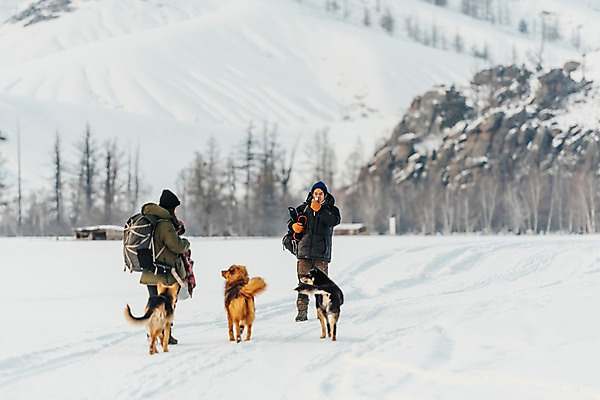 포토 JPG 주간 전신 커플 응시 여자 남자 여행 장갑 배낭 산 세마리 서기 사람 20대 성인 야외 두명 앞모습 옆모습 30대 설원 사진촬영 트래킹 한국인 눈 시베리안허스키 몽골 겨울산 패딩 성인만 국내포토 자연요소 시선 잡화 아시아 뷰포인트 겨울 가방 관계 모션 레저 날씨 눈_날씨 3 동양인 청년 장년 촬영 점퍼 개 파일형식