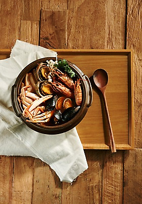 포토 JPG 스튜디오촬영 그릇 음식 쟁반 실내 사람없음 하이앵글 숟가락 해물요리 천 해산물 뚝배기 나무숟가락 플랫레이 향토음식 국내포토 식기 뷰포인트 수저 내부 직물 플랫 파일형식