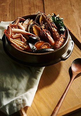 포토 JPG 스튜디오촬영 그릇 음식 쟁반 실내 근접촬영 사람없음 해물요리 천 해산물 뚝배기 나무숟가락 향토음식 국내포토 식기 뷰포인트 내부 숟가락 직물 파일형식