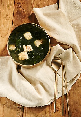 포토 JPG 스튜디오촬영 그릇 음식 젓가락 실내 사람없음 하이앵글 숟가락 국그릇 천 옥돔 플랫레이 향토음식 옥돔미역국 국내포토 식기 뷰포인트 수저 어류 내부 직물 플랫 미역국 파일형식 제주음식