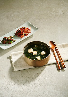 포토 JPG 스튜디오촬영 접시 젓가락 반찬 실내 사람없음 숟가락 국그릇 천 옥돔 향토음식 옥돔미역국 국내포토 그릇 식기 음식 수저 어류 내부 직물 미역국 파일형식 제주음식