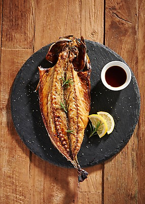 포토 JPG 스튜디오촬영 그릇 접시 음식 실내 어류 근접촬영 사람없음 하이앵글 레몬 간장 고등어 고등어구이 플랫레이 향토음식 국내포토 식기 뷰포인트 과일 내부 수중동물 양념 플랫 생선구이 파일형식