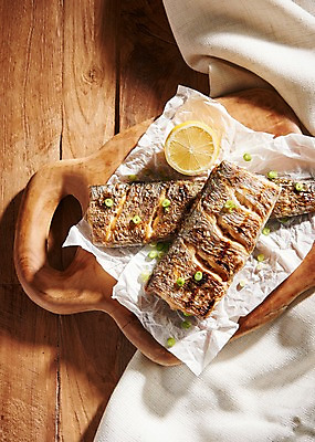 포토 JPG 스튜디오촬영 그릇 접시 음식 실내 어류 사람없음 하이앵글 천 레몬 갈치 갈치구이 플랫레이 향토음식 국내포토 식기 뷰포인트 과일 내부 수중동물 직물 플랫 생선구이 파일형식