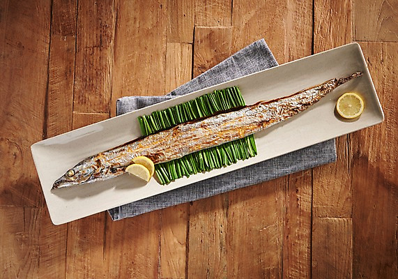 포토 JPG 스튜디오촬영 그릇 접시 음식 실내 어류 사람없음 하이앵글 천 레몬 갈치 갈치구이 플랫레이 향토음식 국내포토 식기 뷰포인트 과일 내부 수중동물 직물 플랫 생선구이 파일형식