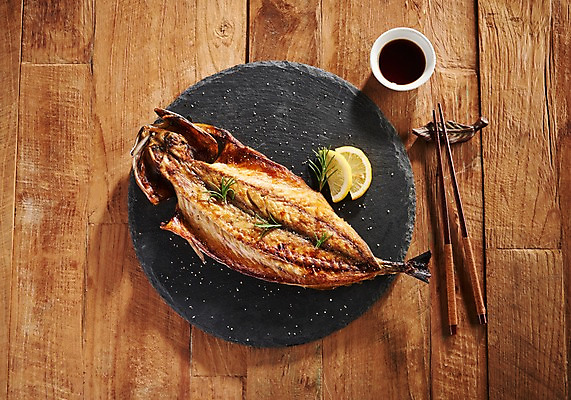 포토 JPG 스튜디오촬영 그릇 접시 음식 젓가락 실내 사람없음 하이앵글 레몬 간장 고등어 고등어구이 젓가락받침대 플랫레이 향토음식 국내포토 식기 뷰포인트 과일 수저 어류 내부 양념 플랫 생선구이 수저받침대 파일형식