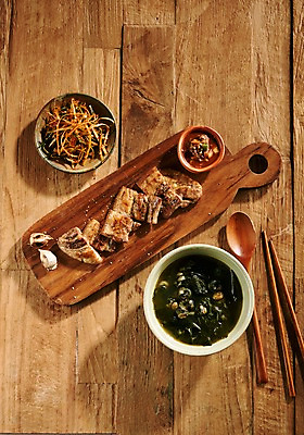 포토 JPG 스튜디오촬영 그릇 접시 음식 반찬 실내 마늘 돼지고기 사람없음 하이앵글 삼겹살 제주흑돼지 플랫레이 향토음식 보말국 국내포토 식기 뷰포인트 채소 육류 내부 제주도 플랫 특산물 흑돼지 파일형식 제주음식