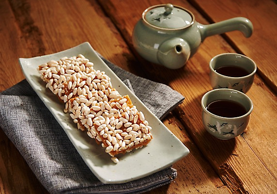 포토 JPG 스튜디오촬영 그릇 접시 음식 실내 근접촬영 사람없음 차 찻주전자 천 한과 전통다과 향토음식 과즐 국내포토 식기 음료 뷰포인트 주전자 디저트 내부 전통음식 직물 다과 파일형식 제주음식