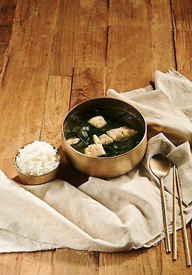 포토 JPG 스튜디오촬영 음식 젓가락 밥 실내 사람없음 하이앵글 숟가락 천 옥돔 향토음식 옥돔미역국 국내포토 뷰포인트 수저 어류 내부 직물 미역국 파일형식 제주음식