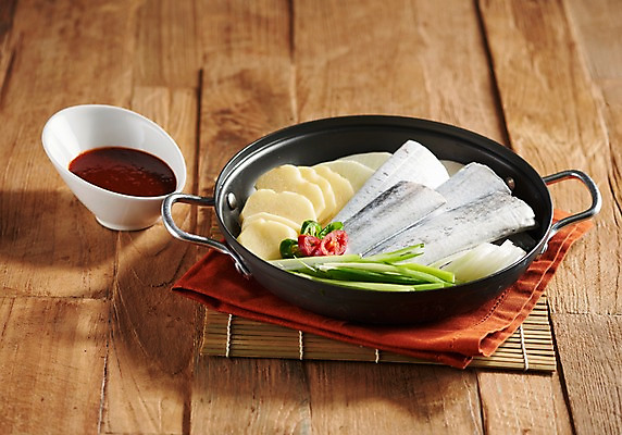 포토 JPG 스튜디오촬영 그릇 접시 음식 실내 사람없음 고추장 냄비 갈치 갈치조림 향토음식 국내포토 식기 어류 내부 양념 솥 조림 파일형식