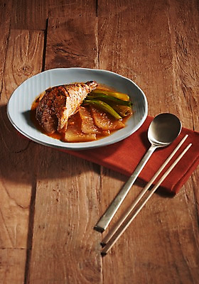 포토 JPG 스튜디오촬영 그릇 접시 음식 젓가락 수저 실내 사람없음 하이앵글 숟가락 천 고등어 고등어조림 향토음식 국내포토 식기 뷰포인트 어류 내부 직물 조림 파일형식