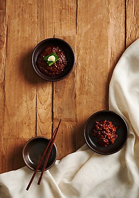 포토 JPG 스튜디오촬영 그릇 접시 음식 젓가락 실내 사람없음 하이앵글 천 자리돔 젓갈 플랫레이 향토음식 자리돔젓 국내포토 식기 뷰포인트 수저 어류 내부 직물 플랫 파일형식 제주음식