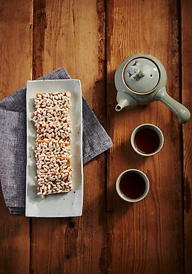 포토 JPG 스튜디오촬영 그릇 접시 음식 실내 사람없음 하이앵글 차 찻주전자 천 한과 전통다과 플랫레이 향토음식 과즐 국내포토 식기 음료 뷰포인트 주전자 디저트 내부 전통음식 직물 플랫 다과 파일형식 제주음식