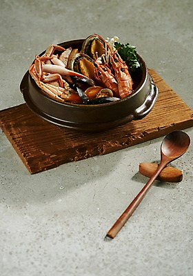 포토 JPG 스튜디오촬영 그릇 접시 음식 실내 근접촬영 사람없음 숟가락 해산물 뚝배기 나무숟가락 향토음식 국내포토 식기 뷰포인트 수저 내부 파일형식